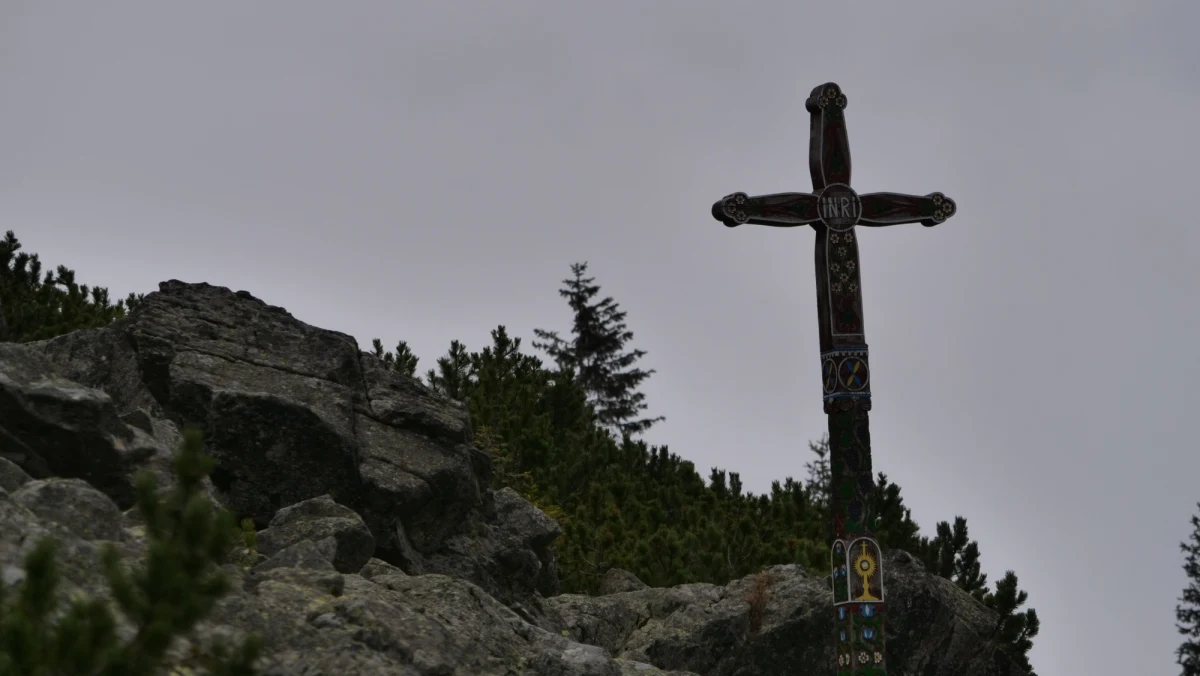 "Umarłym na pamiątkę, żyjącym ku przestrodze". Takie motto towarzyszy od prawie 100 lat niezwykłemu miejscu w Tatrach, tuż obok Popradzkiego Stawu, założonemu przez czeskiego taternika, narciarza i malarza Otakara Štáfla. Tatrzański Cmentarz Symboliczny pod Osterwą to miejsce upamiętnienia ludzi, którzy zginęli w górach całego świata, a zwłaszcza w Tatrach Wysokich. 