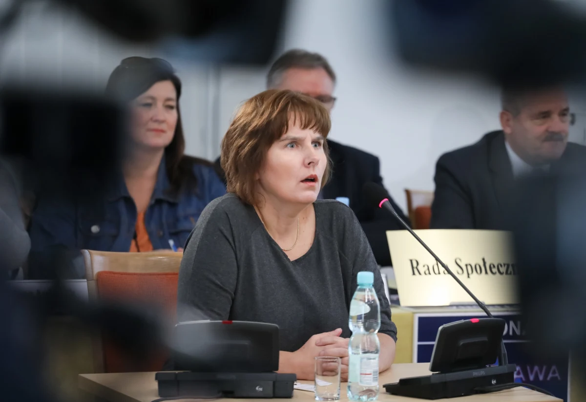 Wydaje mi się, że moja mama musiała komuś podpaść, dlatego że człowiek tak nie ginie - mówiła przed komisją weryfikacyjną ds. reprywatyzacji w Warszawie córka Jolanty Brzeskiej - znanej działaczki ruchu lokatorskiego, która zginęła w 2011 roku w niewyjaśnionych okolicznościach. Magdalena Brzeska zeznawała ws. kamienicy przy ul. Nabielaka 9, gdzie mieszkali jej rodzice. Decyzja zwrotowa, dotycząca tej kamienicy z lokatorami, wydana została na początku 2006 roku wobec spadkobierców dawnych właścicieli i znanego "kupca roszczeń" Marka M.