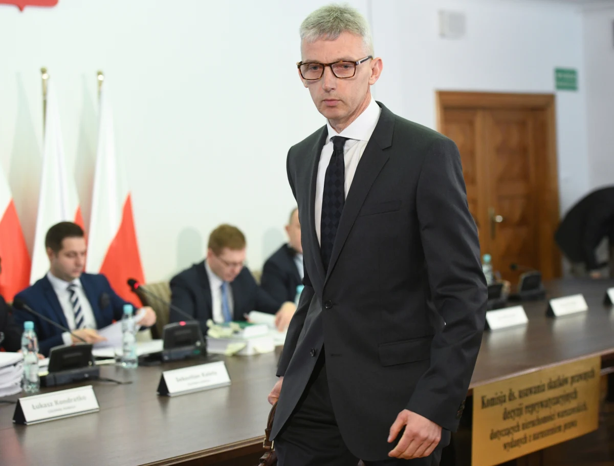 Mirosław Kochalski - obecny wiceszef PKN Orlen, były komisarz Warszawy z ramienia Prawa i Sprawiedliwości, który w 2006 roku wydał decyzję o zwrocie kamienicy przy Nabielaka 9 - nie powinien dłużej pełnić funkcji w państwowej spółce - tak uważa wiceminister sprawiedliwości Patryk Jaki po wtorkowej rozprawie komisji weryfikacyjnej ds. reprywatyzacji. Właśnie przy ul. Nabielaka 9 mieszkała Jolanta Brzeska, znana działaczka lokatorska, która zginęła w niewyjaśnionych okolicznościach w 2011 roku. I właśnie ten adres stał się symbolem afery reprywatyzacyjnej w Warszawie.