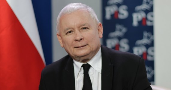 Warszawska prokuratura okręgowa odmówiła wszczęcia śledztwa ws. głośnej wypowiedzi Jarosława Kaczyńskiego z trybuny sejmowej podczas lipcowego czytania projektu ustawy o Sądzie Najwyższym. Prezes PiS wykrzyczał wtedy w kierunku posłów opozycji: "Wiem, że boicie się prawdy, ale nie wycierajcie swoich mord zdradzieckich nazwiskiem mojego śp. brata. Niszczyliście go, zamordowaliście, jesteście kanaliami!".