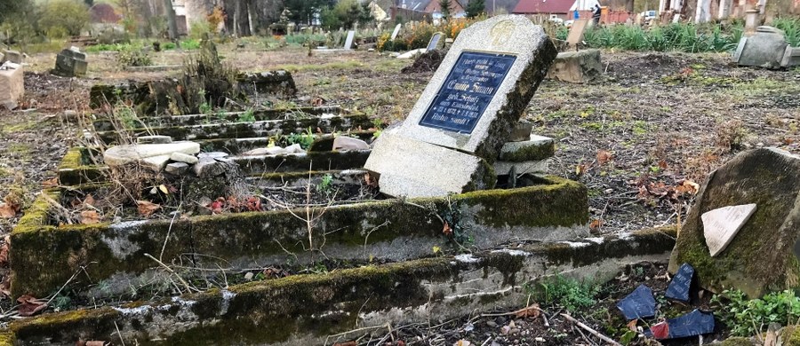 Na ich oczach niszczał stary, ewangelicki cmentarz. Teren miał być sprzedany i to byłby prawdopodobnie koniec tego miejsca. Dwie mieszkanki Gostkowa na Dolnym Śląsku nie mogły tego znieść. Postanowiły kupić działkę ze starą nekropolią. Własnoręcznie zaczęły odbudowę zniszczonych nagrobków, by przywrócić pamięć o dawnych mieszkańcach Gostkowa. 