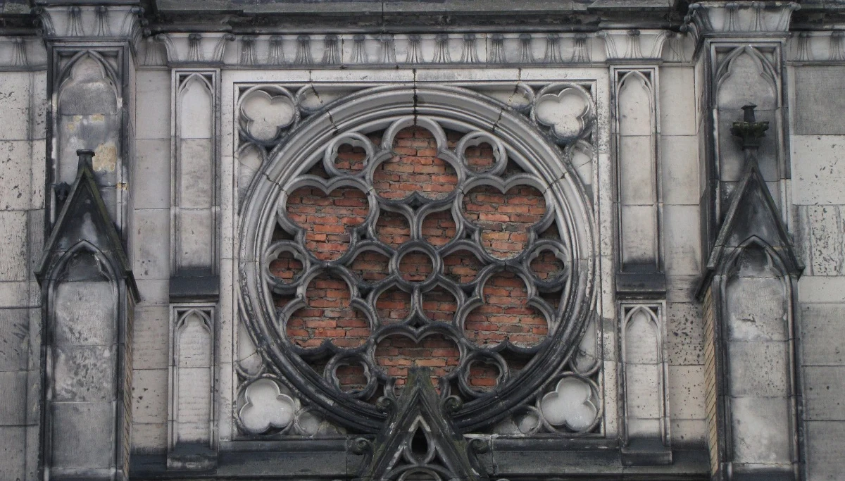 ​Stary Cmentarz w Łodzi przy ul. Ogrodowej to namacalny dowód wielokulturowej historii miasta. Na tej, jednej nekropolii, leżą obok siebie: katolicy, ewangelicy i prawosławni.