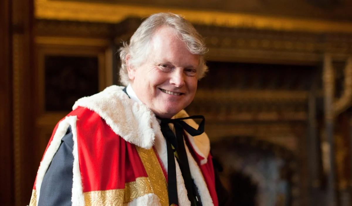 "Praca przy 'House of Cards' jest najlepszym doświadczeniem w całym moim życiu zawodowym. Będzie mi bardzo miło ciągnąć to tak długo, jak będzie potrzeba" - mówi w rozmowie z RMF FM lord Michael Dobbs, twórca książkowego pierwowzoru historii Franka Underwooda i producent wykonawczy bijącego rekordy popularności serialu z Kevinem Spacey w roli głównej. Pytany o to, czy po wyczekiwanym przez fanów trzecim sezonie będą kolejne, odpowiada entuzjastycznie: "Bawimy się świetnie. Serial odnosi sukcesy i jest coraz lepszy. Zbieramy coraz więcej nagród. Dlaczego mielibyśmy kończyć?".