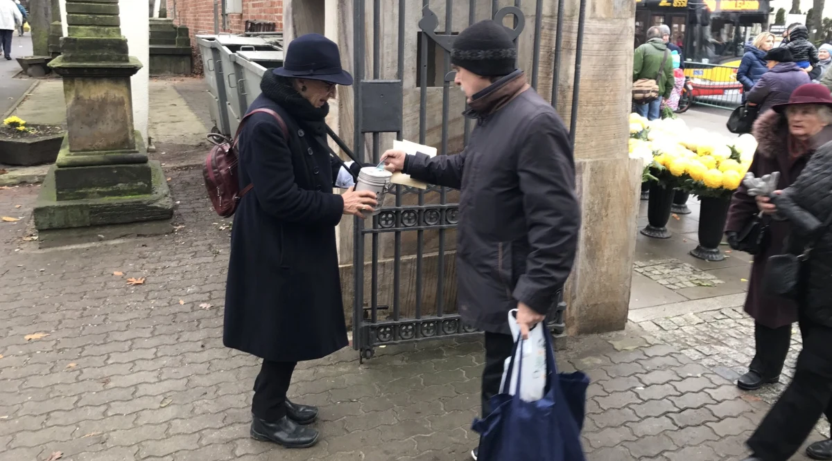 W Dniu Wszystkich Świętych na Starych Powązkach w Warszawie - jak co roku - pojawili się liczni mieszkańcy stolicy, którzy zapalają na grobach znicze i składają kwiaty. Chętnie dzielą się również pieniędzmi ze zbierającymi środki na ratowanie zabytkowych kaplic i grobów.
