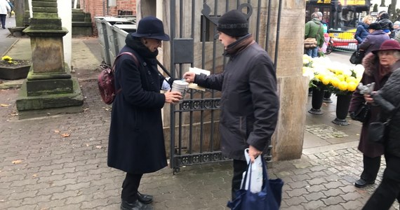 W Dniu Wszystkich Świętych na Starych Powązkach w Warszawie - jak co roku - pojawili się liczni mieszkańcy stolicy, którzy zapalają na grobach znicze i składają kwiaty. Chętnie dzielą się również pieniędzmi ze zbierającymi środki na ratowanie zabytkowych kaplic i grobów.
