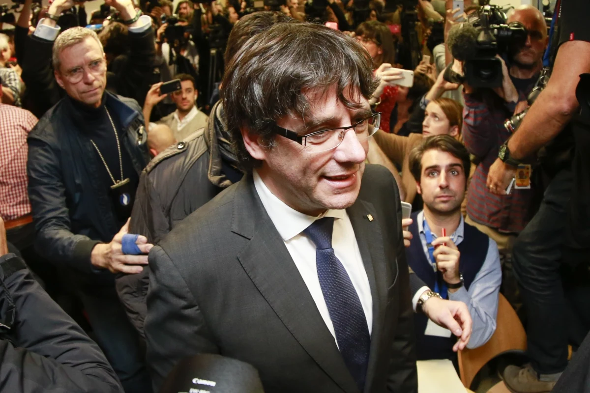 ​Troje współpracowników Carlesa Puigdemonta, zdymisjonowanego szefa rządu Katalonii, we wtorek wróciło z Brukseli do Barcelony. Sam Puigdemont wraz z trzema innymi politykami katalońskimi pozostał w Brukseli - poinformowały w środę belgijskie media.