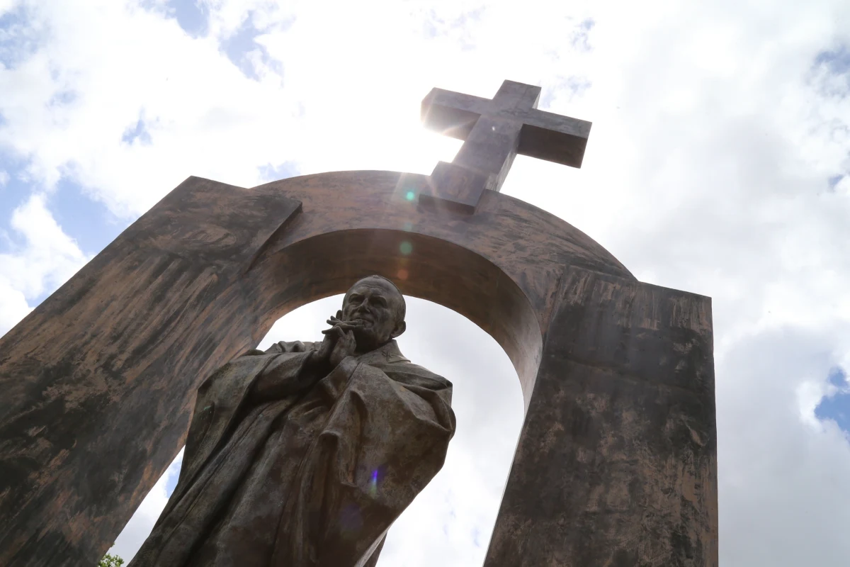 ​Ponad 26 tys. osób popisało się pod petycją w obronie krzyża na pomniku Jana Pawła II we Francji. Petycja jest skierowana do polityków Parlamentu Europejskiego, jej sygnatariusze sprzeciwiają się usuwaniu krzyża z przestrzeni publicznej oraz wskazują na chrześcijańskie korzenie Europy. Zbiórka podpisów prowadzona jest na portalu CitizenGo. Organizatorzy akcji chcą zebrać pod petycją 50 tys. podpisów.