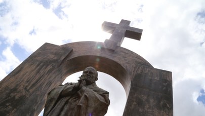 26 tys. podpisów pod petycją w obronie krzyża na pomniku Jana Pawła II