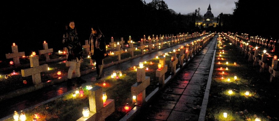 Niezwykły dzień, niezwykły wieczór. Szczególne święto, budujące wspólnotę z tymi, którzy odeszli, ale też rodzaj wspólnoty miedzy nami, krzątającymi się po cmentarzach. Wspólnotowy charakter tego dnia uderzał szczególnie w czasach słusznie minionych, nawet jeśli oficjalnie towarzyszyła mu etykieta "Dnia zmarłych", uderza jednak i dziś, bo to tradycja, której nie zagubiliśmy. Wizyty na cmentarzach nie dzielą nas, ale wciąż łączą. I oby tak było nadal.