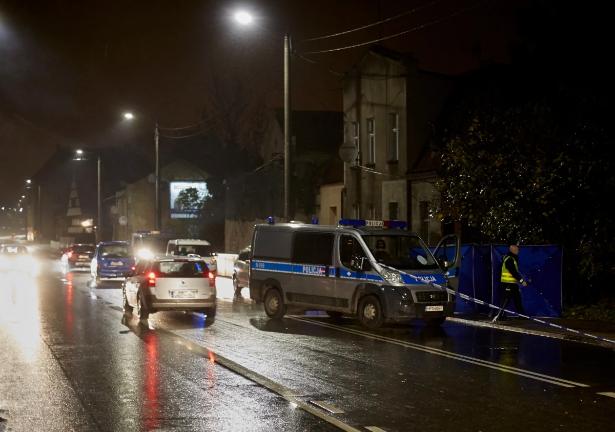 Nie żyje obywatel Ukrainy zaatakowany przy Trakcie św. Wojciecha w Gdańsku w dzielnicy Lipce. Według świadków nieznany sprawca zadał mu kilka ciosów nożem w brzuch i zbiegł. Szuka go kilkudziesięciu policjantów.