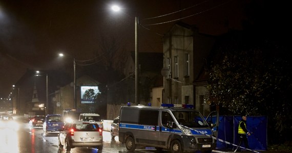 Nie żyje obywatel Ukrainy zaatakowany przy Trakcie św. Wojciecha w Gdańsku w dzielnicy Lipce. Według świadków nieznany sprawca zadał mu kilka ciosów nożem w brzuch i zbiegł. Szuka go kilkudziesięciu policjantów.