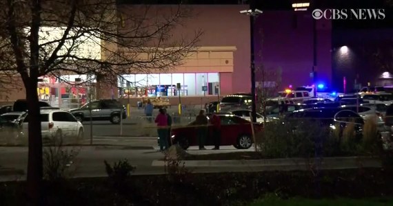 Do trzech wzrosła liczba ofiar śmiertelnych strzelaniny, do której doszło w środę wieczorem czasu lokalnego w Thornton, w okolicach Denver, w stanie Kolorado. Napastnik, który otworzył ogień do klientów sklepu Walmart Supercenter, pozostaje na wolności.