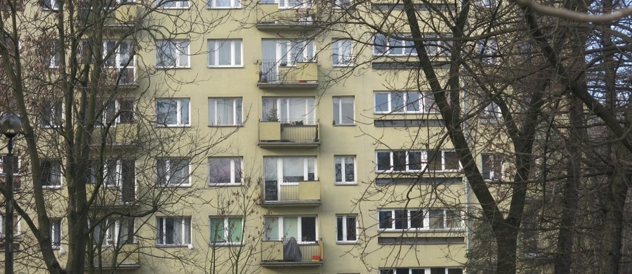 Policja wyjaśnia okoliczności porannego wypadku w Tychach. 17-letnia dziewczyna wyskoczyła lub wypadła z okna mieszkania na trzecim piętrze przy ulicy Elfów - informuje nasza reporterka Anna Kropaczek.