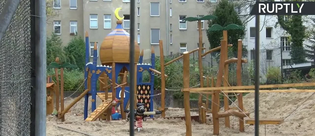 Plac zabaw inspirowany kultura arabską powstaje na jednym z osiedli w Berlinie. Już niedługo dzieci będą mogły bawić się w arabskim pałacu i kupować od tamtejszych kupców. Pomysł budzi mieszane odczucia wśród berlińczyków. 