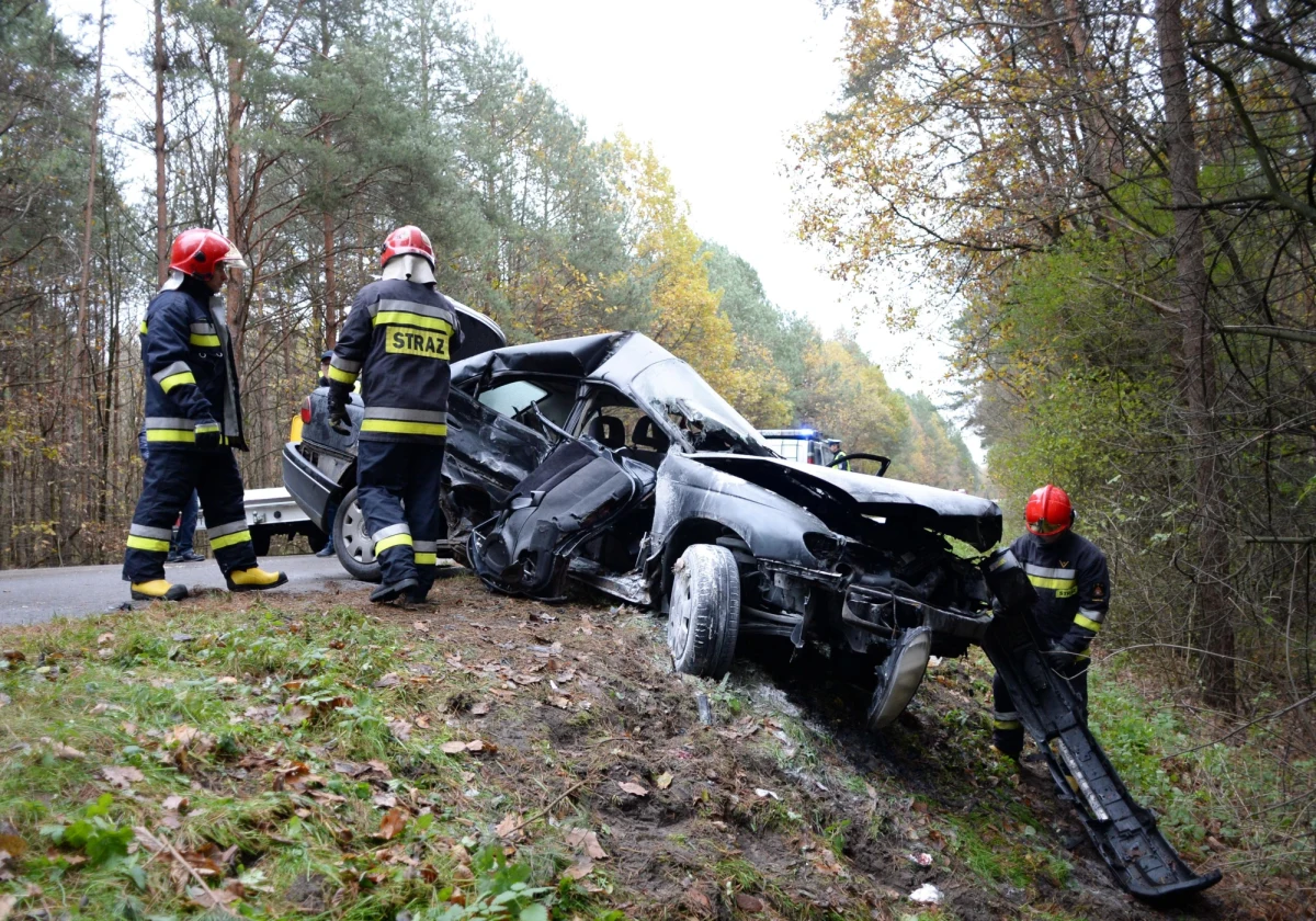 Trzy osoby zginęły w wypadku, do którego doszło na drodze wojewódzkiej 764 między Rakowem a Chańczą w Świętokrzyskiem. Zderzyły się tam dwa samochody osobowe. 