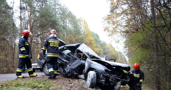 Trzy osoby zginęły w wypadku, do którego doszło na drodze wojewódzkiej 764 między Rakowem a Chańczą w Świętokrzyskiem. Zderzyły się tam dwa samochody osobowe. 