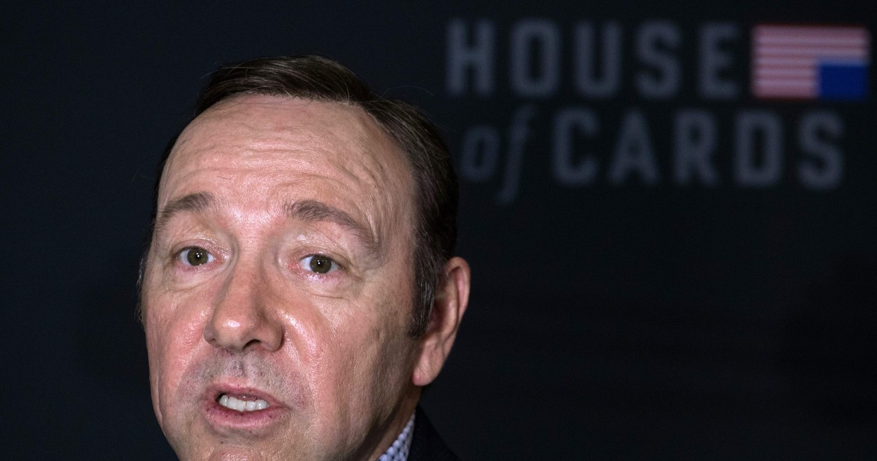 Netflix i producent serialu "House of Cards" zadecydowali o zawieszeniu zdjęć do 6. sezonu - poinformowała agencja Associated Press. Sytuacja ma związek z oskarżeniami grającego w serialu główną rolę Kevina Spaceya o molestowanie nastoletniego chłopca.
