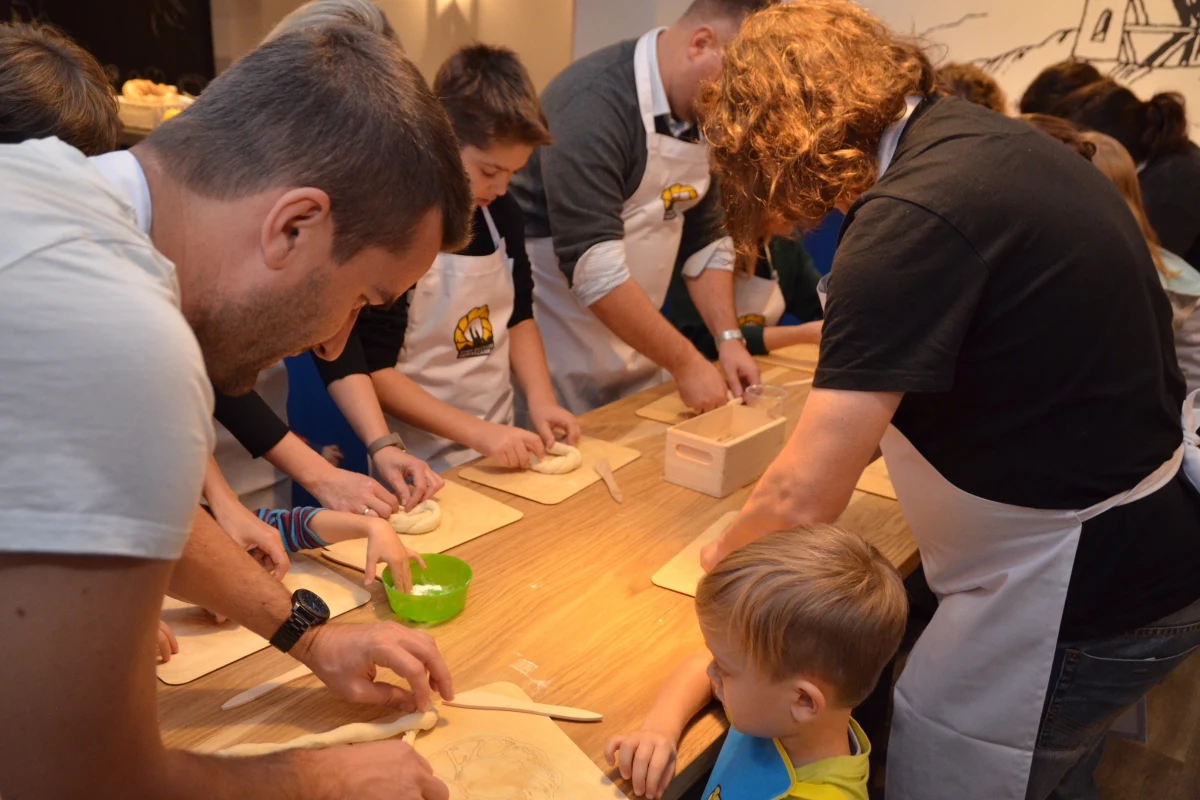 W niedzielę 5 listopada przy ulicy Ignacego Paderewskiego 4 w Krakowie otwarte zostanie Żywe Muzeum Obwarzanka. To mała restauracja, niedaleko placu Matejki, w której będzie można upiec własnego obwarzanka przy okazji ucząc się historii o tym tradycyjnym wypieku.