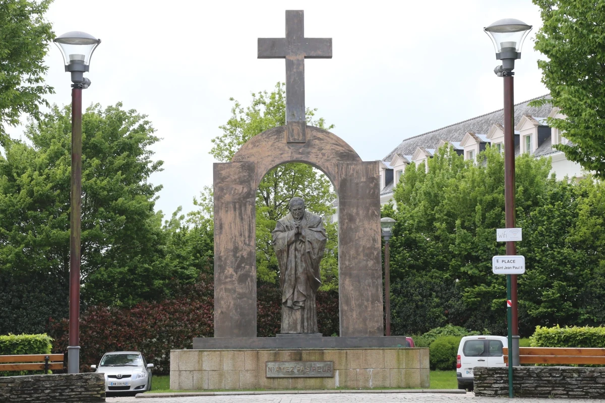 Zakopane, a także Węgry są gotowe przyjąć francuski pomnik Jana Pawła II znajdujący się w mieście Ploermel. Dziś władze Zakopanego oraz rząd w Budapeszcie złożyły deklaracje w tej sprawie. Oba oświadczenia to rezultat decyzji Rady Stanu, najwyższego organu sądownictwa administracyjnego we Francji, która podtrzymała wyrok sądu niższej instancji, nakazujący usunięcie krzyża wieńczącego pomnik Jana Pawła II w Ploermel.