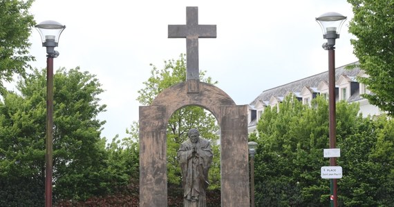 Zakopane, a także Węgry są gotowe przyjąć francuski pomnik Jana Pawła II znajdujący się w mieście Ploermel. Dziś władze Zakopanego oraz rząd w Budapeszcie złożyły deklaracje w tej sprawie. Oba oświadczenia to rezultat decyzji Rady Stanu, najwyższego organu sądownictwa administracyjnego we Francji, która podtrzymała wyrok sądu niższej instancji, nakazujący usunięcie krzyża wieńczącego pomnik Jana Pawła II w Ploermel.