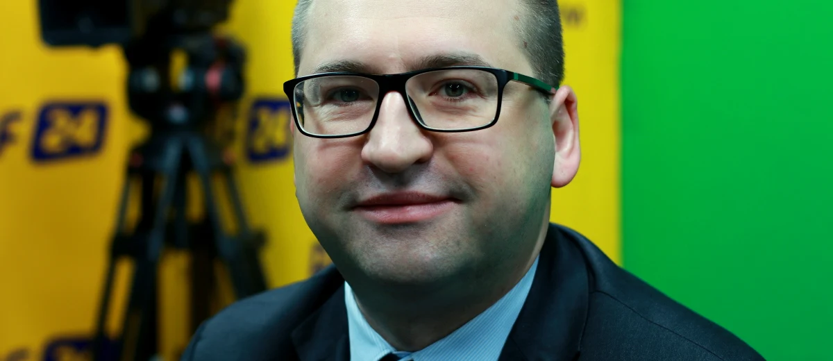 Dziś nie będzie spotkania kierownictw PiS w sprawie rekonstrukcji w rządzie – powiedział Adam Bielan, gość Porannej rozmowy w RMF FM. Spotkanie zostało przełożone na przyszły tydzień. Powodem jest choroba prezesa Jarosława Kaczyńskiego. "Prezesa Kaczyńskiego zmógł wirus. Lekarze zalecają, żeby do końca tygodnia z domu nie wychodził" – wyjaśniał wicemarszałek Senatu. "Nie miałem takiej propozycji" – tak Adam Bielan odpowiedział na pytanie o to, czy jest gotowy przejąć kierownictwo w Ministerstwie Spraw Zagranicznych. "To political fiction" – stwierdził i dodał: "Jestem zadowolony z miejsca pracy. Bycie wicemarszałkiem Senatu to jest zaszczyt, honor". Adam Bielan poinformował także, że do rekonstrukcji rządu dojdzie po 16 listopada. "Wszyscy czekamy na 16 listopada, na dwulecie rządów. Dopiero później nastąpi rekonstrukcja" - wyjaśnił. 