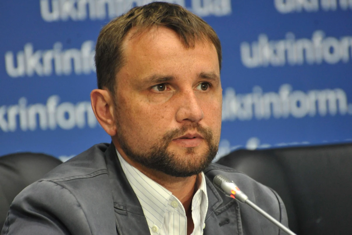 ​Prezes Instytutu Pamięci Narodowej Ukrainy Wołodymyr Wiatrowycz oświadczył, że Polska chce karać ukraińskich urzędników za to, że przestrzegają prawa własnego kraju i ocenił, że w relacjach z Kijowem Warszawa "chce pójść nawet dalej niż Rosja". Jest to odpowiedź na słowa szefa MSZ Witolda Waszczykowskiego, który powiedział w czwartek TVP1, że osoby o skrajnie antypolskim stanowisku nie wjadą do Polski. Minister zaznaczył, że będzie to także dotyczyło osób, które nie dopuszczają do kontynuowania przez stronę polską ekshumacji na Ukrainie. 