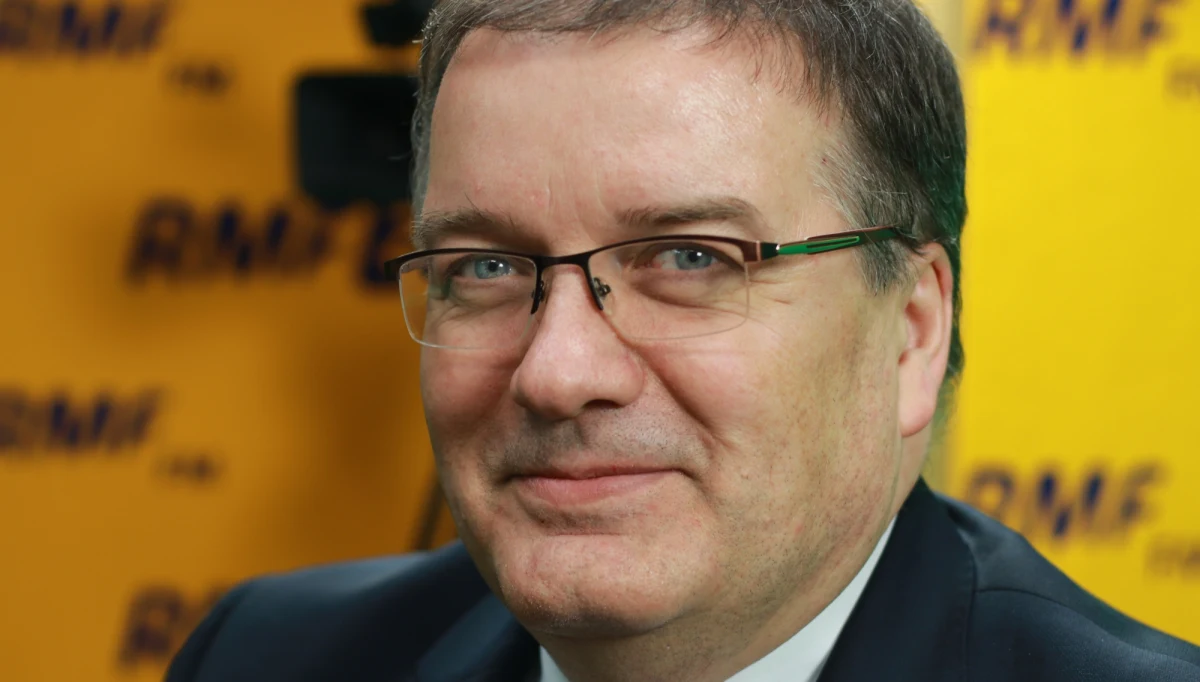 „Być może jeszcze będzie ostatnie, ostateczne spotkanie w tej kwestii. Myślę, że nie można tego wykluczyć, gdy już szczegóły zostaną uzgodnione w detalach” – powiedział Andrzej Dera w Popołudniowej rozmowie w RMF FM, pytany o to, czy odbędzie się jeszcze jedno spotkanie prezydenta Andrzeja Dudy z prezesem PiS Jarosławem Kaczyńskim w sprawie ustaw sądowych. „Nic mi na ten temat nie wiadomo” – tak minister w Kancelarii Prezydenta odpowiedział z kolei na pytanie o to, czy odbyło się dodatkowe spotkanie prezydenta i prezesa PiS. „Na forum ogólnym będą prace w komisji sejmowej i wszystkie strony życia politycznego będą mogły uczestniczyć w tych pracach (…). W tej chwili odbywają się negocjacje polityczne”– podkreślił Andrzej Dera. „Generałów o nominacjach informujemy zazwyczaj na 7-10 dni przed uroczystością. W tej chwili na moim biurku nie ma żadnych wniosków o nominacje generalskie” – poinformował minister. „Nie spodziewam się, żebyśmy 11 listopada mieli jakąś uroczystość dot. nominacji generalskich” - dodał. 