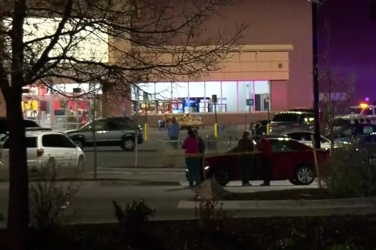 Policja stanu Kolorado aresztowała mężczyznę, który w środę otworzył ogień do klientów w sklepie sieci Walmart w Thornton pod Denver, zabijając na miejscu dwóch mężczyzn. Trzecia ofiara - ranna kobieta - zmarła w szpitalu.