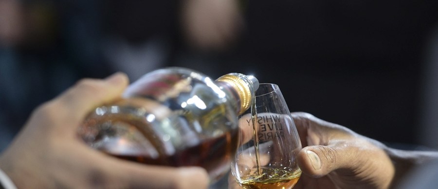 Najdroższa na świecie whisky, której niewielki kieliszek kosztował chińskiego pisarza - milionera ponad 7,5 tysiąca funtów, okazała się fałszywa. Wykazały to przeprowadzone niedawno badania laboratoryjne.