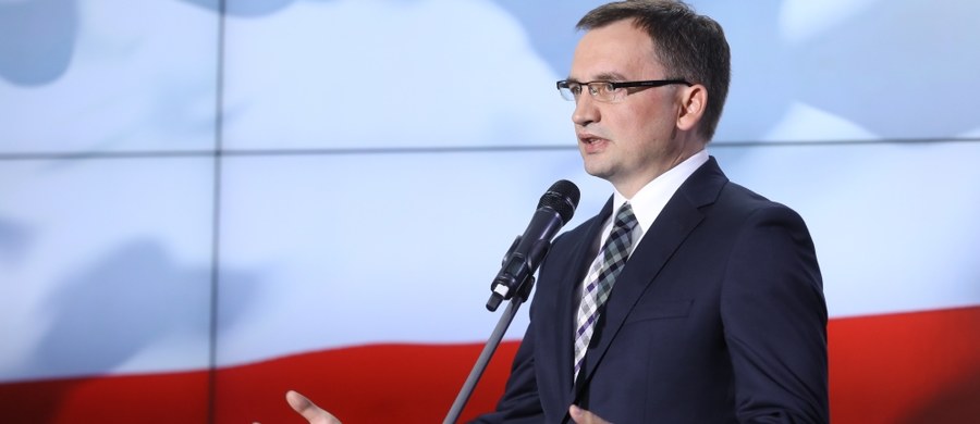 Decyzja KRS ws. asesorów jest całkowicie niesłuszna, dyktowana cynizmem i politycznymi motywami - ocenił prokurator generalny i minister sprawiedliwości Zbigniew Ziobro w TVP Info. Według niego, gdyby ustawa o KRS autorstwa PiS nie została zawetowana, to tej sytuacji "z pewnością by nie było".