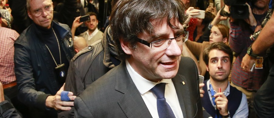 ​Odsunięty przez Madryt od władzy premier Katalonii Carles Puigdemont oświadczył w czwartek, że uwięzienie kilku członków jego gabinetu jest "poważnym błędem", i wezwał do ich uwolnienia. W przemówieniu nadanym wieczorem tego dnia przez katalońską telewizję publiczną TV3 Puigdemont wezwał Katalończyków do protestowania przeciwko władzom hiszpańskim "bez przemocy, pokojowo i z poszanowaniem opinii każdego".