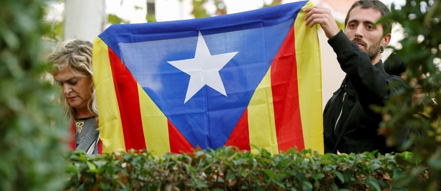 Hiszpański sąd wydał Europejski Nakaz Aresztowania (ENA) odsuniętego od władzy premiera Katalonii Carlesa Puigdemonta - poinformował jego belgijski adwokat, Paul Bekaert. Zaprzeczają jednak temu źródła sądowe w Madrycie. "Oznacza to w praktyce, że hiszpański wymiar sprawiedliwości wyśle teraz wniosek o ekstradycję do prokuratury federalnej w Brukseli" - powiedział Bekaert w rozmowie z belgijską stacją VRT.