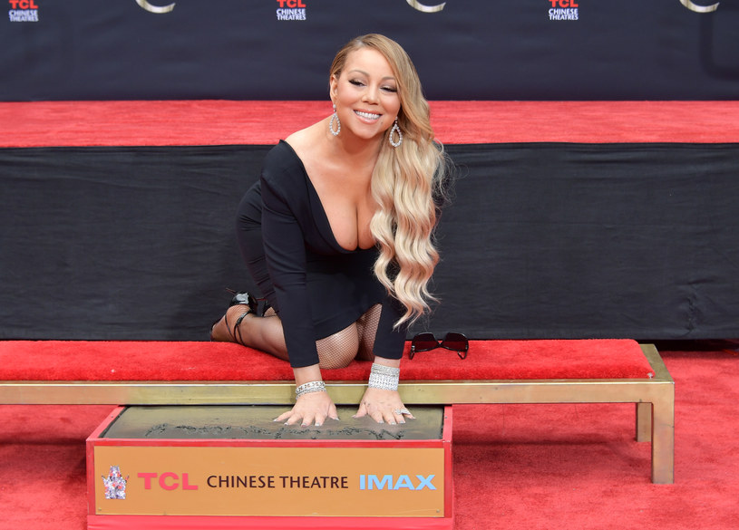 Zbliżają się święta, zatem diva Mariah Carey powróciła na pierwsze strony portali. Gwiazda w obecności fanów odcisnęła dłonie i stopy przed TCL Chinese Theatre w Hollywood.