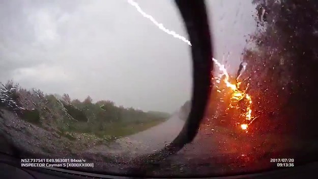 Niesamowite nagranie pochodzące z kamerki samochodowej. Widać na nim błyskawicę uderzającą w drzewo tuż przed jadącym autem. Do zdarzenia doszło w Rosji.