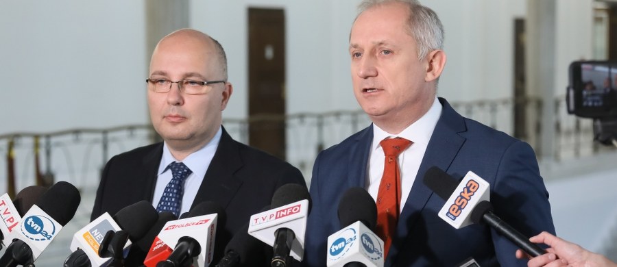 Będziemy domagać się kolejnego posiedzenia komisji weryfikacyjnej dot. Nabielaka 9. Kierujemy wnioski do prokuratury o zbadanie działań ówczesnego wiceszefa MSWiA Arkadiusza Czartoryskiego i byłego sekretarza m.st. Warszawy z ramienia Prawa i Sprawiedliwości Mirosława Kochalskiego - zapowiedzieli posłowie Platformy Obywatelskiej.
