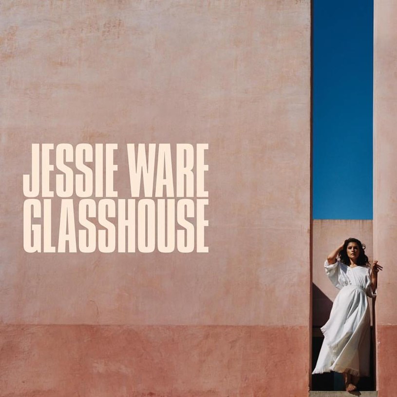 Nie znajdziemy na "Glasshouse" tego nerwu, którym urzekła nas "Devotion", debiutancka płyta Jessie Ware - w tym kawałki takie jak "Wildest Moments", "Runing" czy "Night Light". Znajdziemy za to wiele innych, subtelnych, kobiecych i dojrzałych momentów, które skutecznie przyciągają ucho do trzeciego albumu brytyjskiego wokalistki.