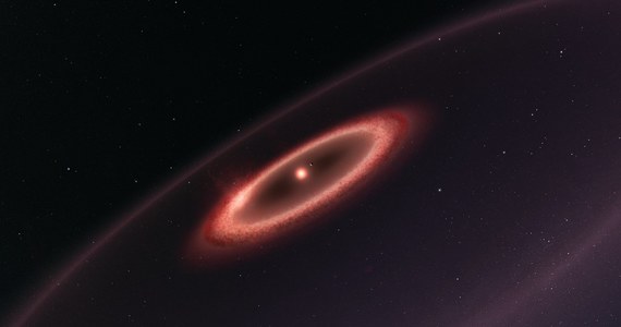 Najbliższa naszemu Słońcu gwiazda może mieć wokół siebie bardziej złożony system planetarny, niż się spodziewaliśmy. Należące do Europejskiego Obserwatorium Południowego (ESO) obserwatorium ALMA pomogło odkryć pierścienie pyłu wokół Proximy Centauri. Zapis promieniowania wskazuje na obecności zimnego pyłu w odległości od Proximy, odpowiadającej od jednej do czterech odległości Ziemi od Słońca. Dane wskazują też, że w większej odległości może znajdować się jeszcze chłodniejszy pierścień. Doniesienia na ten temat publikuje w najnowszym numerze czasopismo "Astrophysical Journal Letters".