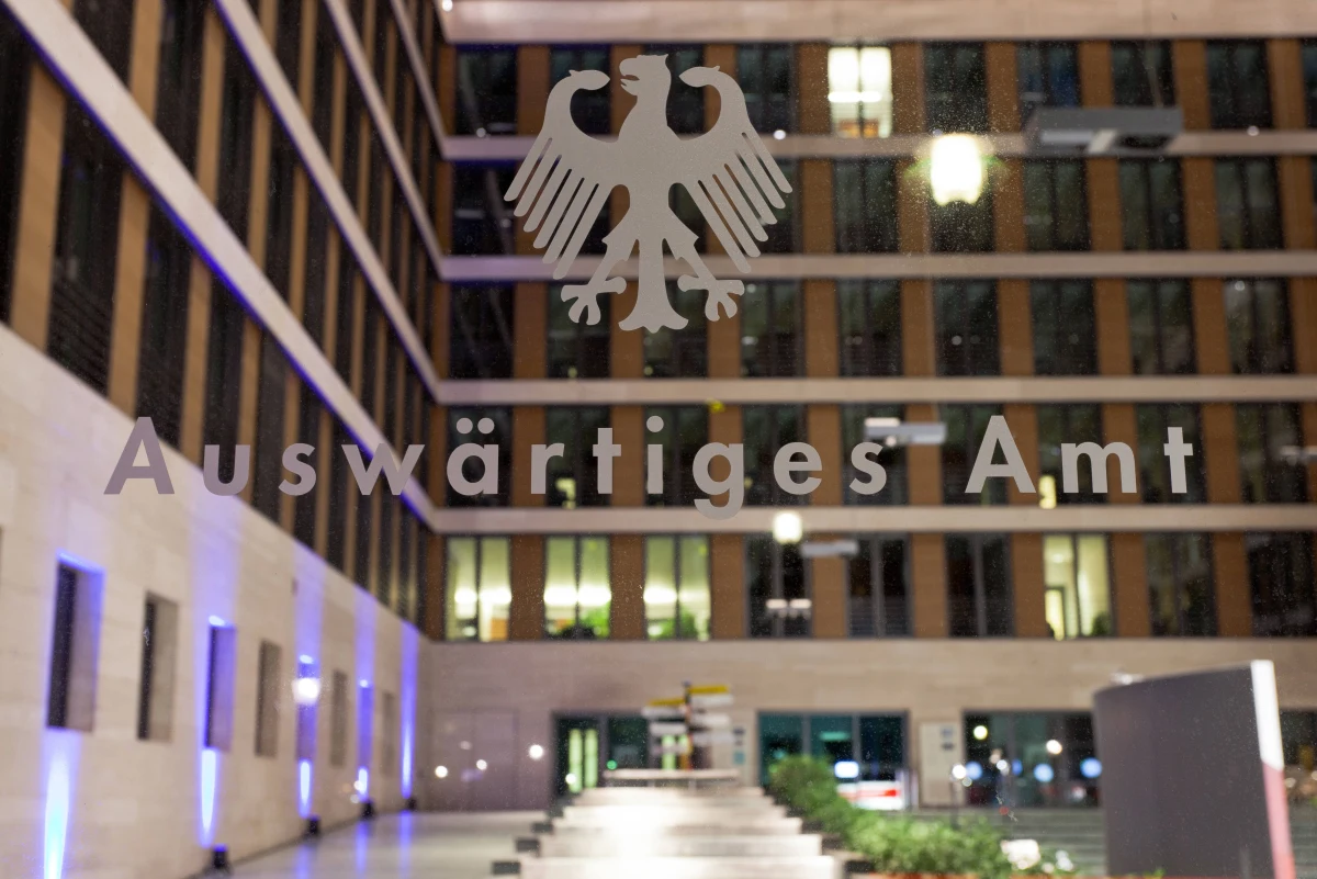 ​W sprawie roszczeń za zbrodnie hitlerowskie Międzynarodowy Trybunał Sprawiedliwości przyznał rację Niemcom - tak MSZ w Berlinie skomentował wyrok włoskiego sądu, który nakazał rządowi Niemiec wypłatę odszkodowań gminie w Abruzji za masakrę 128 osób. W czwartek sąd w Sulmonie w środkowych Włoszech nakazał rządowi Niemiec wypłatę odszkodowań tamtejszej gminie Roccaraso i rodzinom hitlerowskiej masakry w listopadzie 1943 roku. Zgodnie z tym orzeczeniem, Niemcy mają wypłacić 1,6 mln euro gminie oraz 5 mln euro spadkobiercom ofiar.