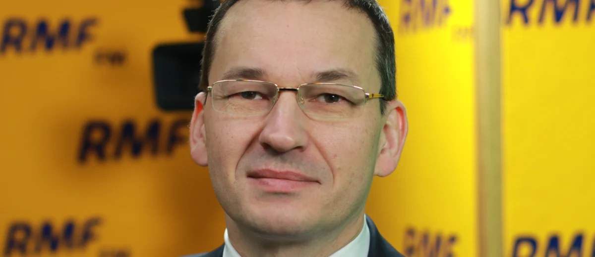 "Pytanie o rekonstrukcję rządu nie jest do mnie. Ja zajmuję się rekonstrukcją stanu gospodarki. Rekonstrukcja rządu, to nie jest moja kompetencja. Zasadniczo o swoją głowę się nie boję. Podlegam ocenom. Robię wszystko, co mogę. Najlepiej dla Polski" - powiedział w RMF FM gość Krzysztofa Ziemca, wicepremier Mateusz Morawiecki. Pytany o kondycję budżetu, odpowiada: bardzo dobra. "Krytyka PO i PSL? To oni zadłużyli budżet" - podkreśla poranny gość RMF FM. Wicepremier Mateusz Morawiecki pytany o cenę masła, tłumaczy: w ciągu roku podrożało dwa razy. "Wiele towarów żywnościowych podrożało i to jest niepokojące. W dół poszły ceny butów, czy odzieży. Dobrze, że w październiku w stosunku do września, spadła cena masła. Ale wciąż jest wysoka. Przyglądamy się temu" - tłumaczy wicepremier. Krzysztof Ziemiec pytał też swojego gościa o wskaźniki gospodarcze na koniec roku. Według Morawieckiego, deficyt budżetowy może wynieść "nawet poniżej trzydziestu miliardów złotych". PKB? "Myślę, że jest duża szansa, że będzie powyżej 4 proc. pod koniec roku" - ocenił wicepremier. Inwestycje? "Myślę, że wzrosną może nawet o 6 proc. kwartał do kwartału, a 7 proc. w czwartym kwartale" - uznał gość RMF FM.