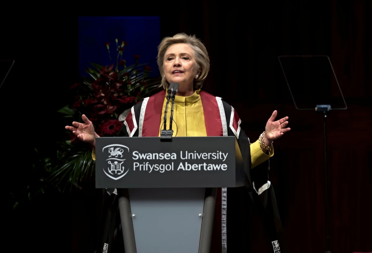 Prezydent USA Donald Trump na Twitterze wezwał resort sprawiedliwości i FBI do działania w sprawie nieuczciwości Hillary Clinton i Demokratów. W ten sposób odniósł się do doniesień, że Clinton kontrolowała DNC (Krajowy Komitet Partii Demokratycznej) i działała przeciwko kandydaturze Berniego Sandersa przed otrzymaniem oficjalnej nominacji Demokratów na ich kandydata w zeszłorocznych wyborach.