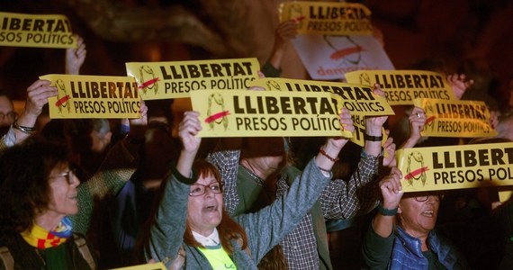 Około 40 tys. mieszkańców Katalonii przyszło na wiece poparcia dla aresztowanych ośmiu ministrów gabinetu Carlesa Puigdemonta. W Barcelonie zgromadziło się ponad 8 tys. osób. Przyszli z flagami i transparentami "Wolność!". Protesty przeciwko aresztowaniu członków rządu Puigdemonta zorganizowano też w centrum Tarragony oraz w Reus. W każdym z tych katalońskich miast późnym wieczorem w piątek manifestowało około 5000 osób.