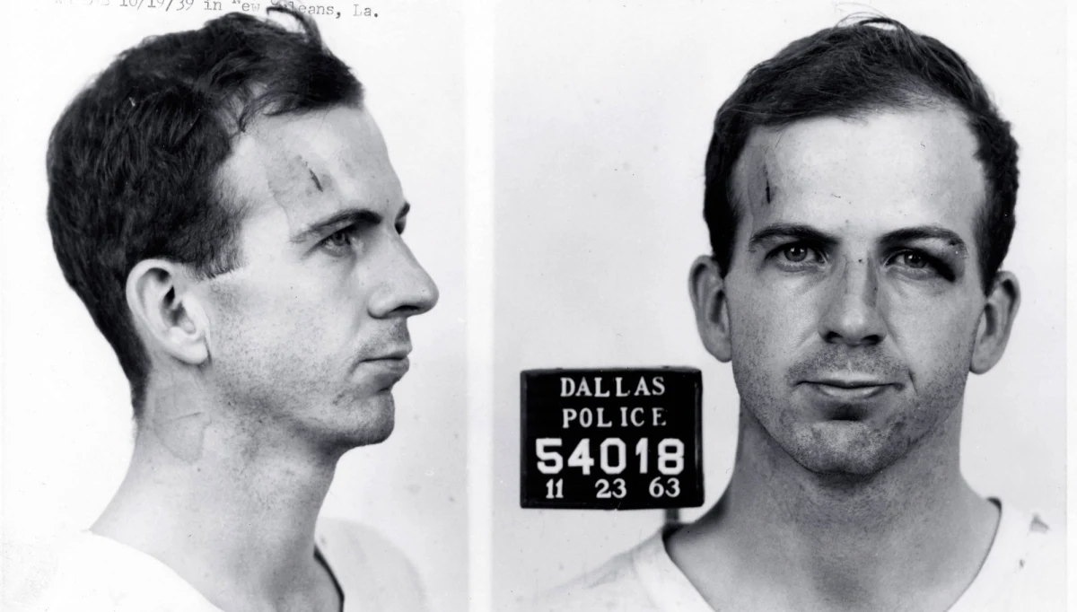 ​CIA podejrzewała, że Lee Harvey Oswald po zabójstwie prezydenta USA Johna F. Kennedy’ego w 1963 roku, zamierzał uciec do ZSRR. Dodatkowo śledczy stwierdzili, że zamachowca nie miał związków z amerykańskim wywiadem, co było bardzo popularną teorią spiskową.