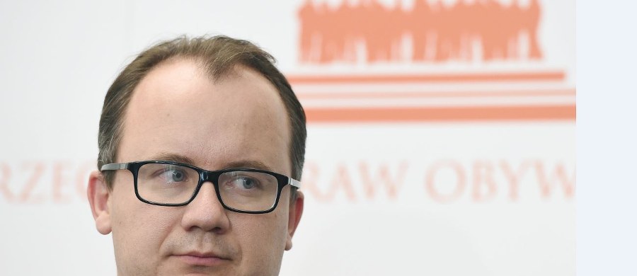 "Zapisy projektu ustawy o jawności życia publicznego mogą znacznie ograniczyć dostęp do informacji publicznej" - uważa Rzecznik Praw Obywatelskich Adam Bodnar. Przy okazji kwestionuje też m.in. poszerzenie kręgu osób mających składać oświadczenia majątkowe, których może być nawet 1,5 mln. "Uważam, że prace nad projektem ustawy o jawności życia publicznego, ze względu na obawy o obniżenie standardu ochrony praw obywatelskich w Polsce oraz poważne wady legislacyjne, nie powinny być w tym kształcie kontynuowane" - czytamy w liczącej 35 stron opinii RPO.