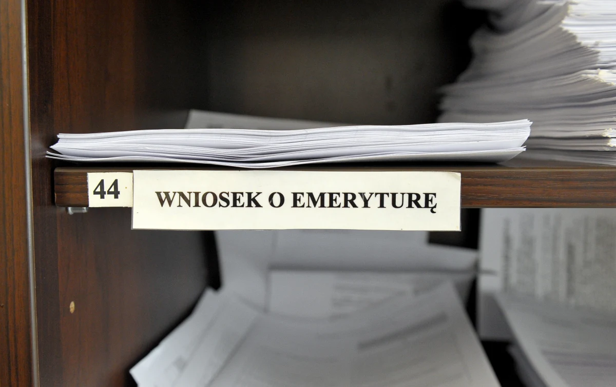 Stare dowody osobiste, wydawane w formie zielonej książeczki, książeczki zdrowia oraz zeznania świadków mogą potwierdzić staż pracy, od którego zależy wysokość emerytury - przypomina Zakład Ubezpieczeń Społecznych. Rzecznik ZUS Wojciech Andrusiewicz wyjaśnia, że w sytuacji, kiedy podatnik nie ma dokumentów, które bezpośrednio potwierdzają lata pracy, pomocny może być m.in. "stary" dowód osobisty. "Jeżeli nie ma dokumentacji ws. pracy to są dowody pośrednie jak: wpisy w starych dowodach osobistych, książeczka zdrowia, czy inne dokumenty z pracy, potwierdzające awanse z wynagrodzeniem" - dodaje. 