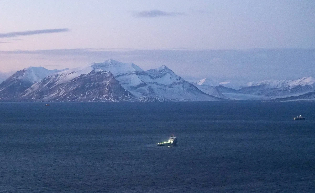 Norweskie służby ratownicze wydobyły szczątki rosyjskiego śmigłowca Mi-8, który 26 października runął do morza w pobliżu archipelagu Svalbard za arktycznym kręgiem polarnym. Na pokładzie było osiem osób. Szczątki maszyny znajdowały się na głębokości 209 metrów, w miejscu, gdzie ratownicy zauważyli wcześniej plamy paliwa i oleju.