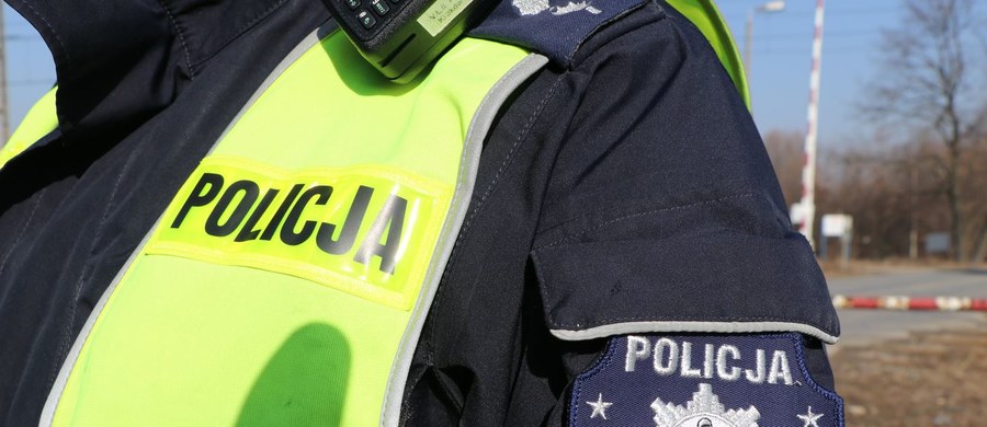 Policja i prokuratura z Poddębicy w woj. łódzkim wyjaśniają okoliczności śmierci 14-letniego chłopca. Jego ciało znaleziono w samochodzie przy drodze w gminie Uniejów. 