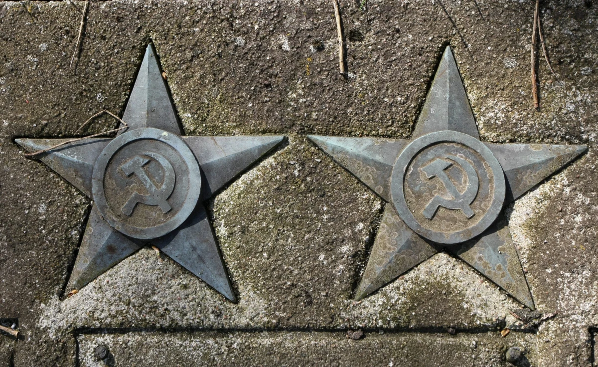 Rosyjska telewizja RT opublikowała wywiad z ambasadorem w Warszawie Siergiejem Andriejewem, w którym dyplomata zarzuca Polsce "przeinaczanie" pamięci historycznej. Ambasador podkreśla, że "wojna z pamięcią historyczną jest absolutnie nie do przyjęcia" dla Rosji. W sobotę w Rosji obchodzony jest Dzień Jedności Narodowej. Święto - przypadające 4 listopada - upamiętnia rocznicę wyzwolenia Moskwy spod polskich rządów w 1612 roku.