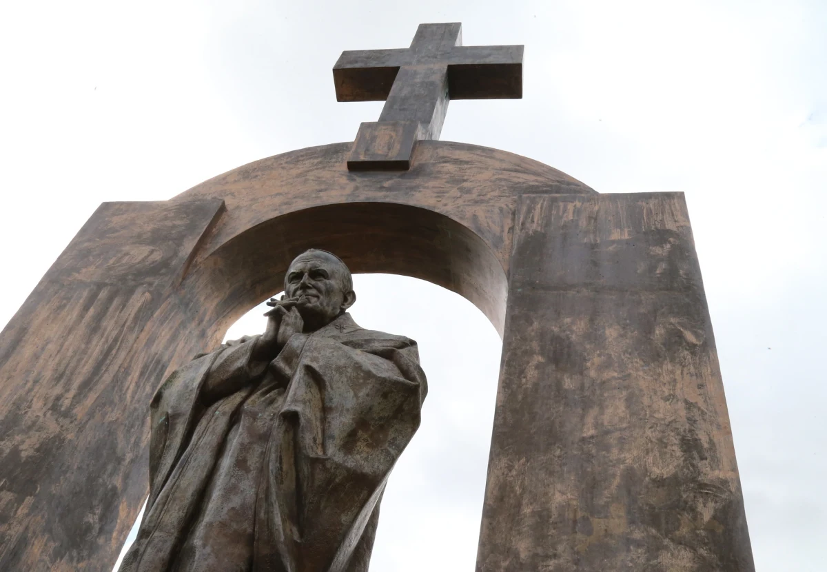 ​Deklaracja premier Beaty Szydło ws. pomnika Jana Pawła II we Francji jest zdecydowana i jasna - powiedział minister spraw wewnętrznych i administracji Mariusz Błaszczak. Dodał jednocześnie, że sprawa pomnika zależy też od strony francuskiej.