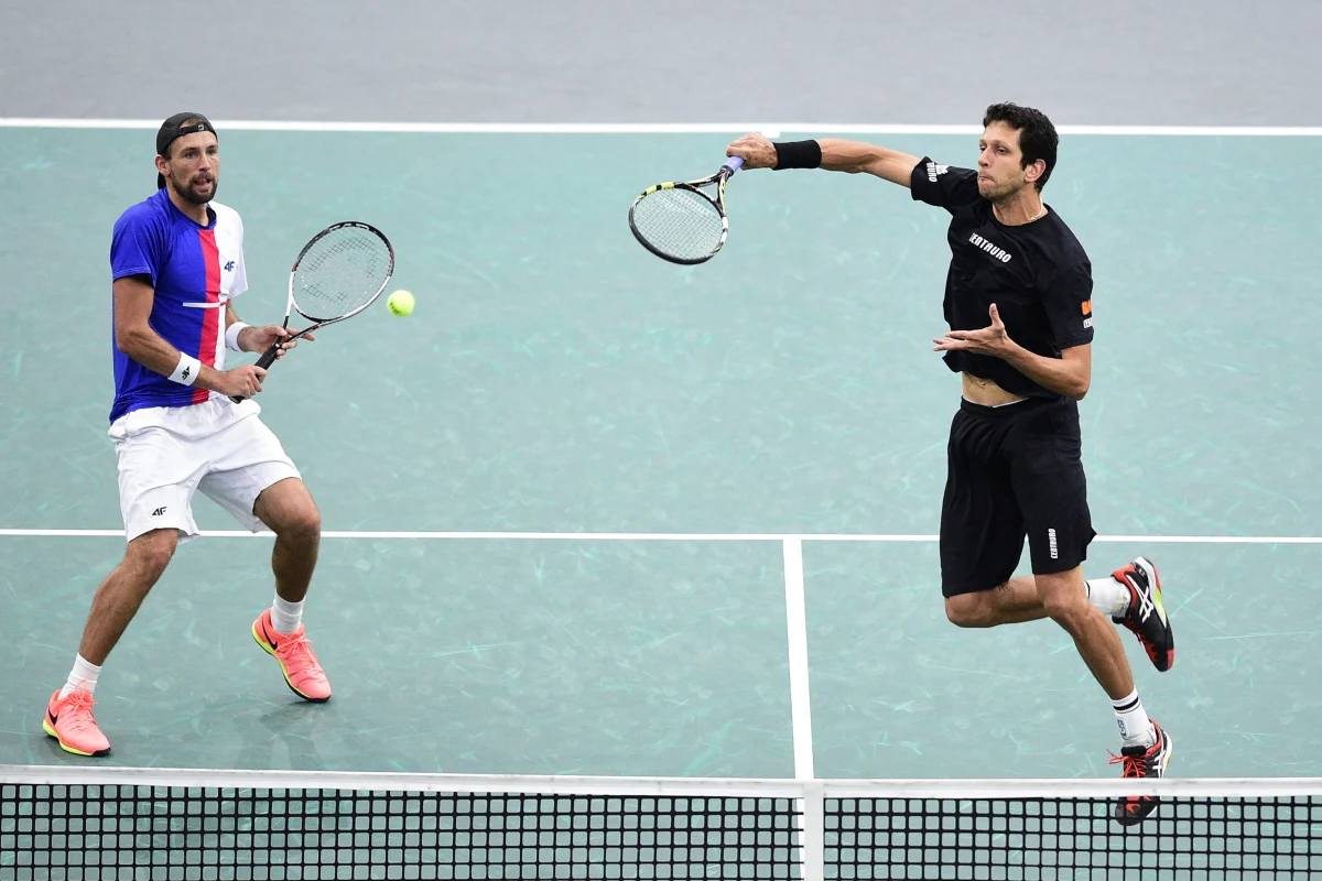 Łukasz Kubot dowodzi, że na tenisowe sukcesy nigdy nie jest za późno. 35-letni zawodnik rozgrywa swój najlepszy sezon w karierze i tuż przed jego zakończeniem dostanie kolejną nagrodę za świetne wyniki. Będzie nią awans na fotel lidera deblowego rankingu ATP. Dziś Polak wraz z Brazylijczykiem Marcelo Melo pokonali Jamiego Murray’a i Bruno Soaresa. Dzięki temu Kubot i Melo zagrają w finale turnieju w Paryżu.