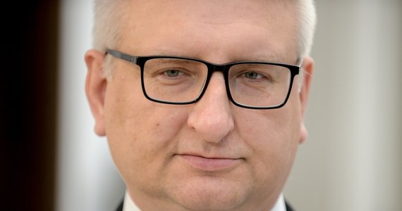 Poseł PiS Stanisław Pięta wystąpił do MSWiA w sprawie nadawania polskiego obywatelstwa obywatelom innych państw za pieniądze. Najwyraźniej pan poseł nie ma pojęcia, jak kwestie obywatelstwa reguluje Konstytucja, której przestrzeganie przysięgał. Gdyby je miał, nie zawracałby w tej sprawie głowy MSWiA i szerzej - rządowi, które nie mają w tej sprawie nic do gadania, tylko zostałby prezydentem RP. Wtedy mógłby swój pomysł realizować.